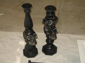 castiçais de caveira $5 diy Esses castiçais de caveira são decorações de Halloween fáceis de fazer, que qualquer pessoa pode fazer. Por US$ 5!