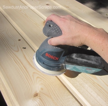 Random orbital sander with vibration control